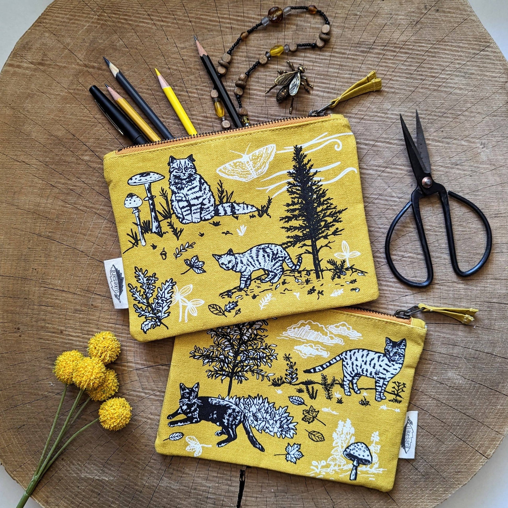 Zippered pouch | outside cats